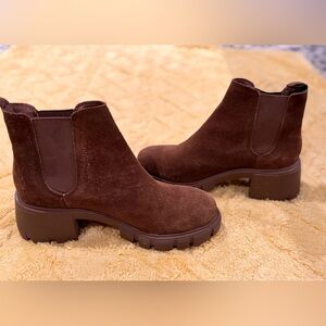 Steve Madden Brown Suede Ankle Boots
T4